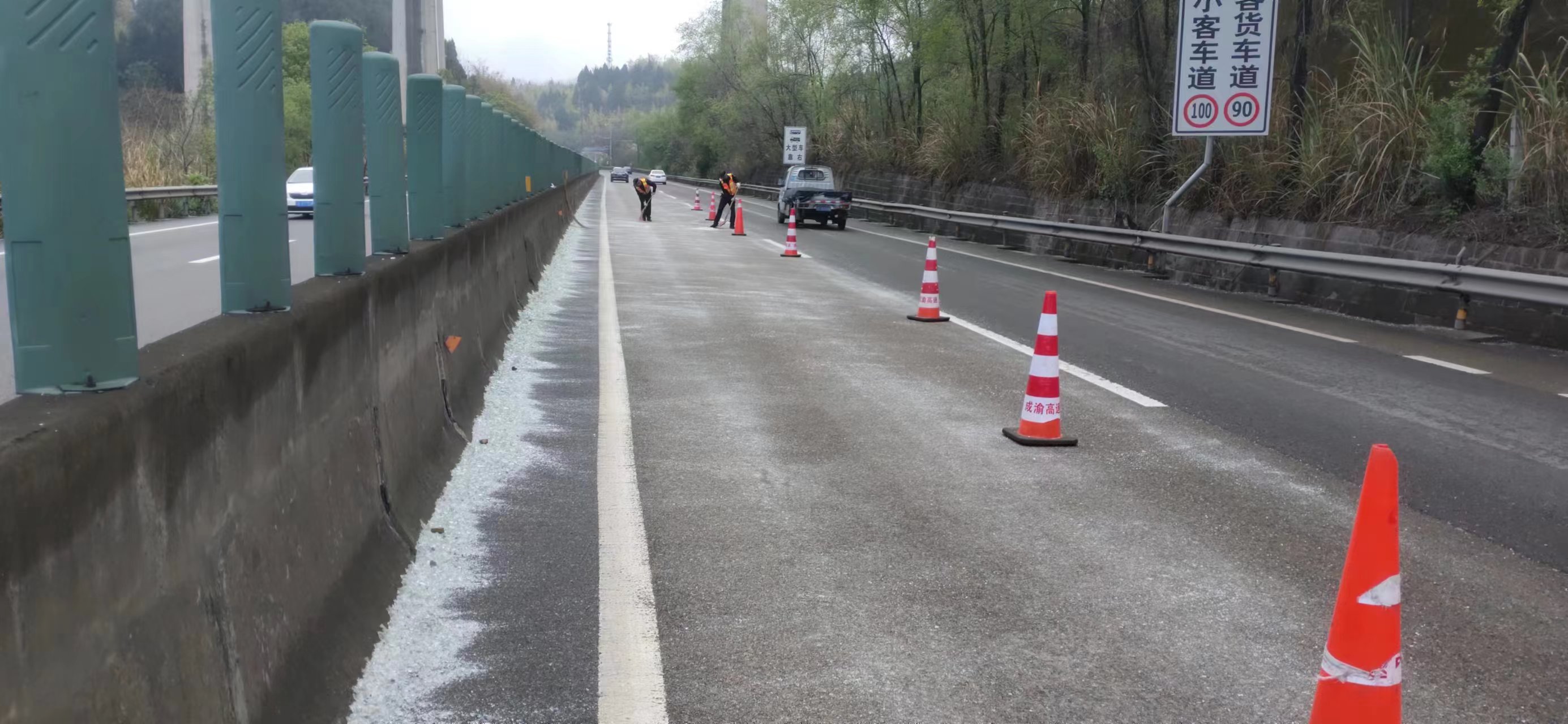 簡訊：成都管理處路產管護及時清除路面遺落物