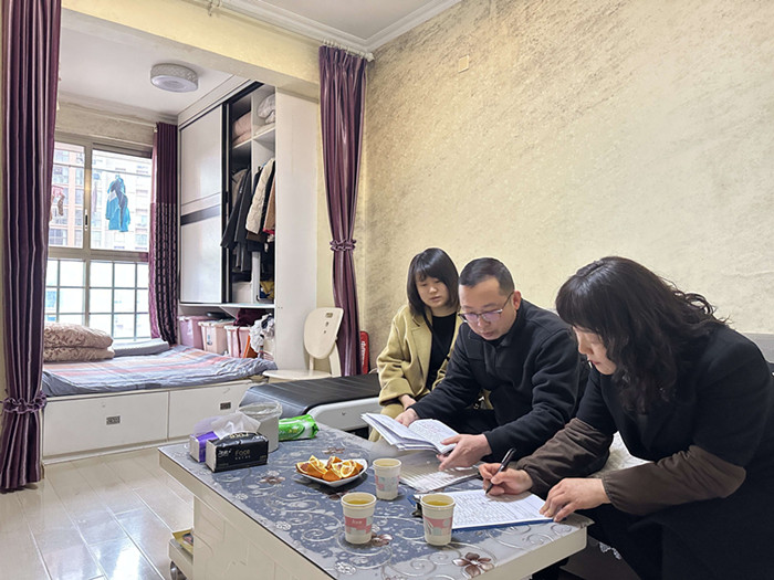 內(nèi)江管理處工會(huì)關(guān)心走訪(fǎng)困難女職工