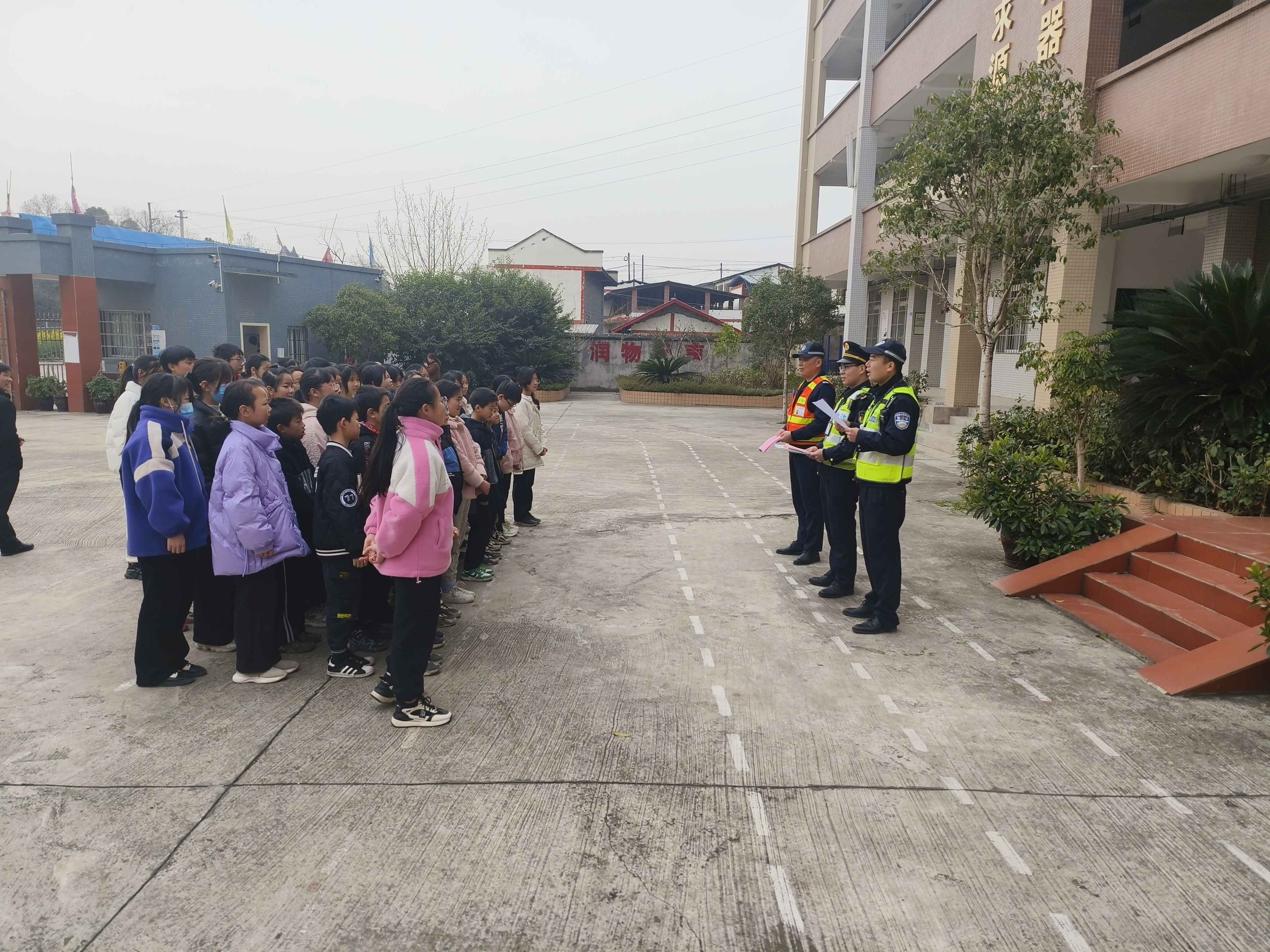 成渝高速資陽聯勤辦開展“全國中小學生安全教育日”安全宣傳活動
