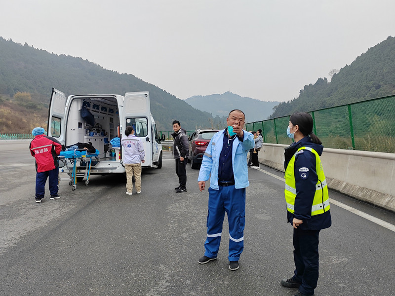 成渝高速成都收費站熱心救助病危人員