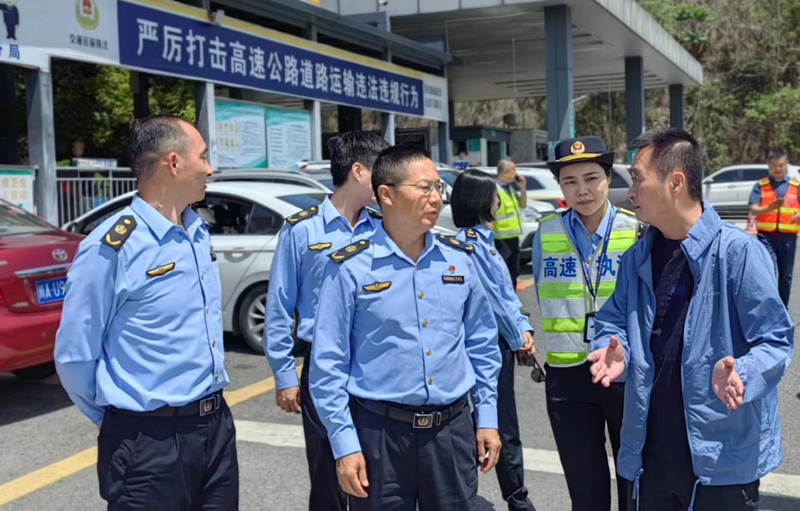 省交通執法總隊(廳高管局)督導成渝高速公路“五一”安全保暢工作