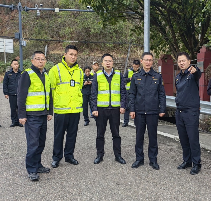 四川省交通運(yùn)輸綜合行政執(zhí)法總隊(duì)第一支隊(duì)督導(dǎo)成渝高速成都段環(huán)境治理工作