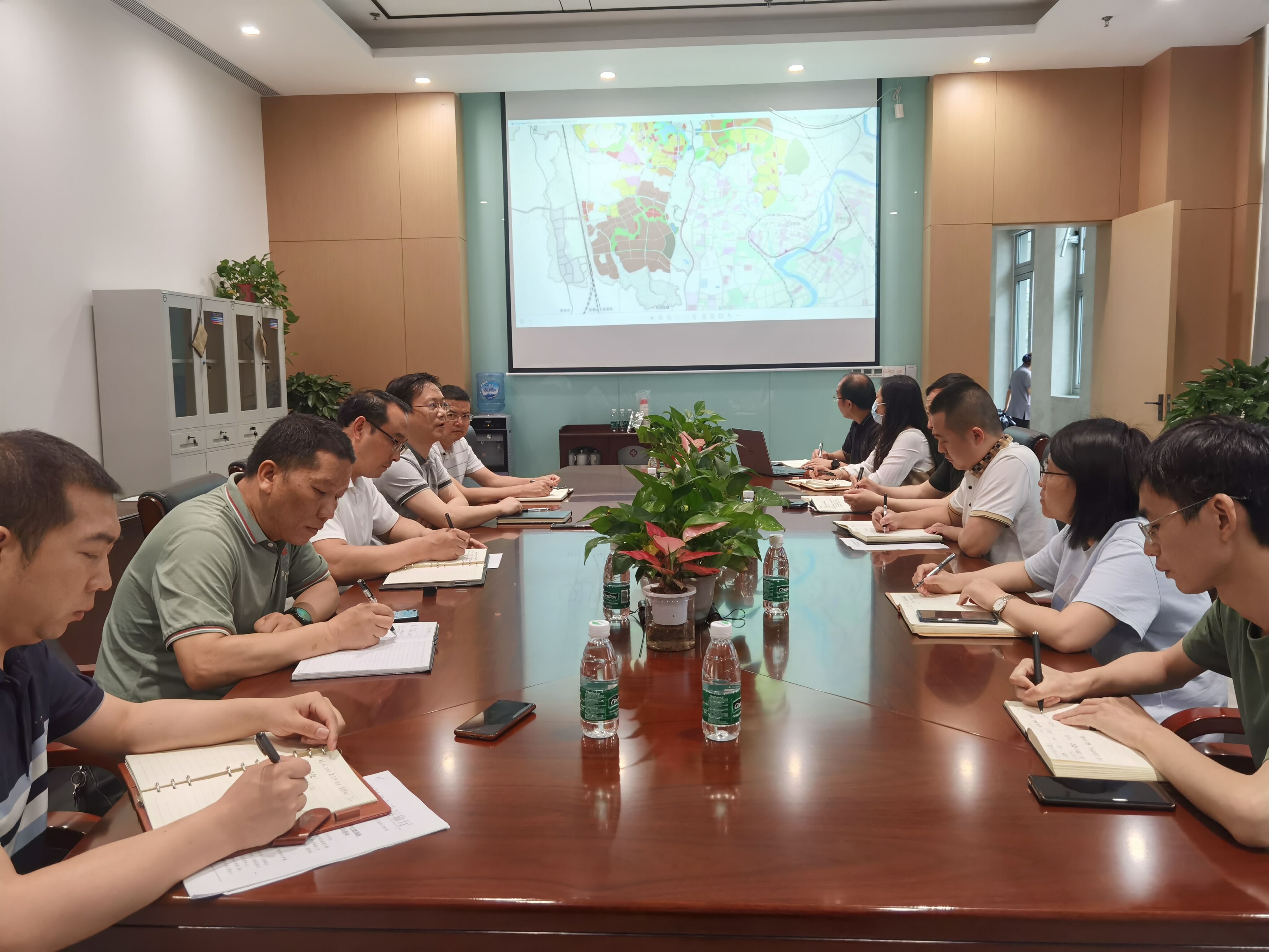 資陽管理處參加資陽市臨空經濟區產業新城路網工程（二期）駿興路上跨成渝高速K2054+660項目推進會