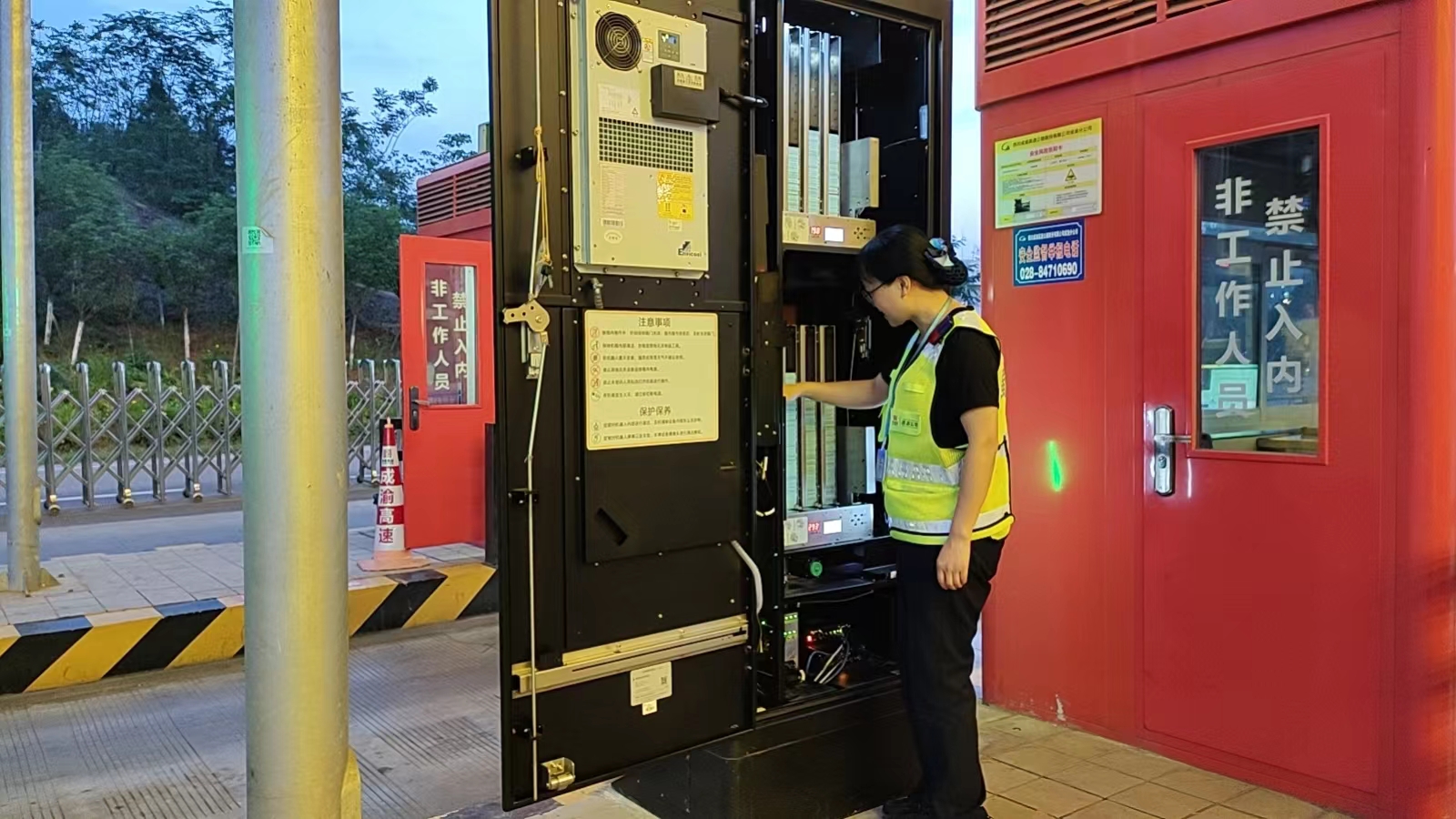 資陽管理處提升智慧收費(fèi)機(jī)器人使用體驗(yàn)
