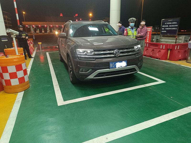 成渝高速成都收費站攜手高速交警快處置高速路違法停車
