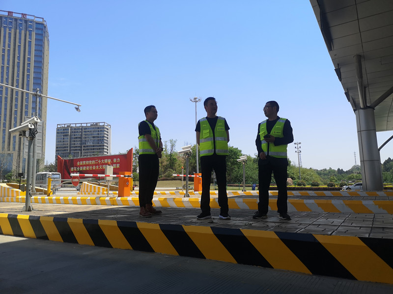 成渝分公司黨委委員、副總經(jīng)理魏明帶隊督導成渝高速公路簡陽北收費站“五一”安全保暢工作