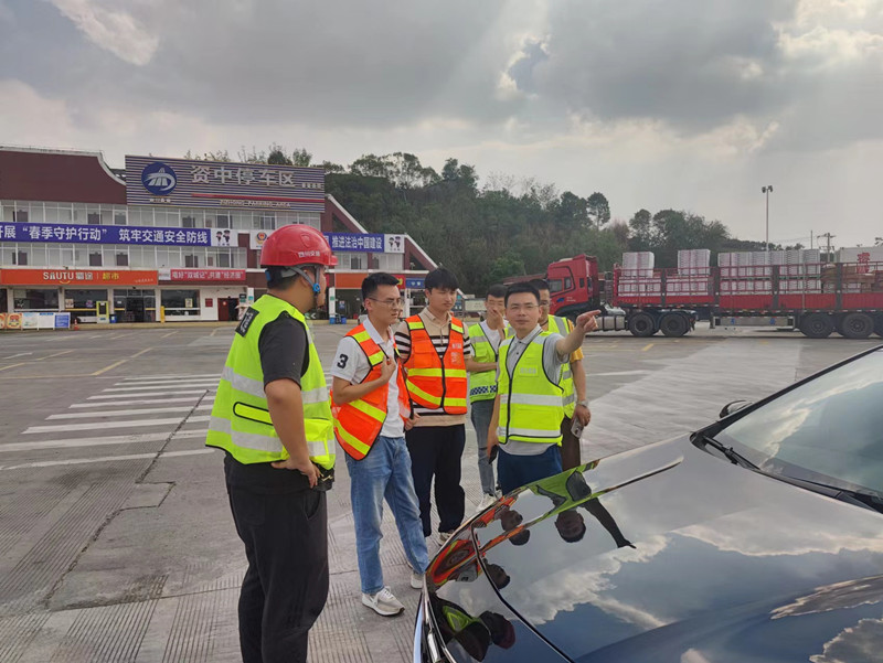 成渝公司建設(shè)管理部現(xiàn)場檢查成渝高速公路專項(xiàng)工程實(shí)施情況
