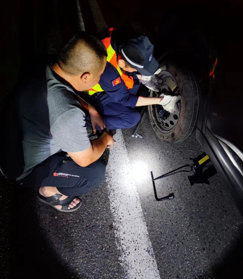 資陽(yáng)管理處全力救助意外受損車(chē)輛