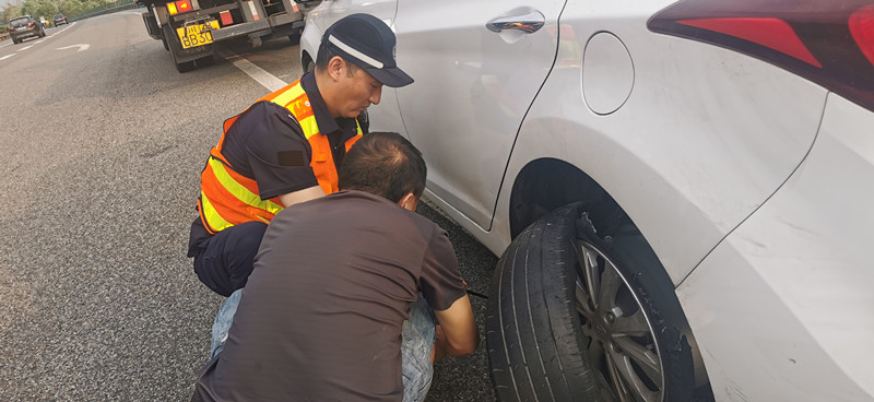 成都管理處路產(chǎn)管護(hù)隊(duì)暖心救援獲好評