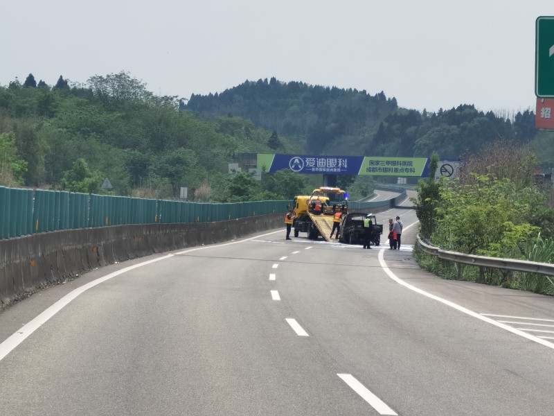 成都管理處及時處置車輛自燃事故