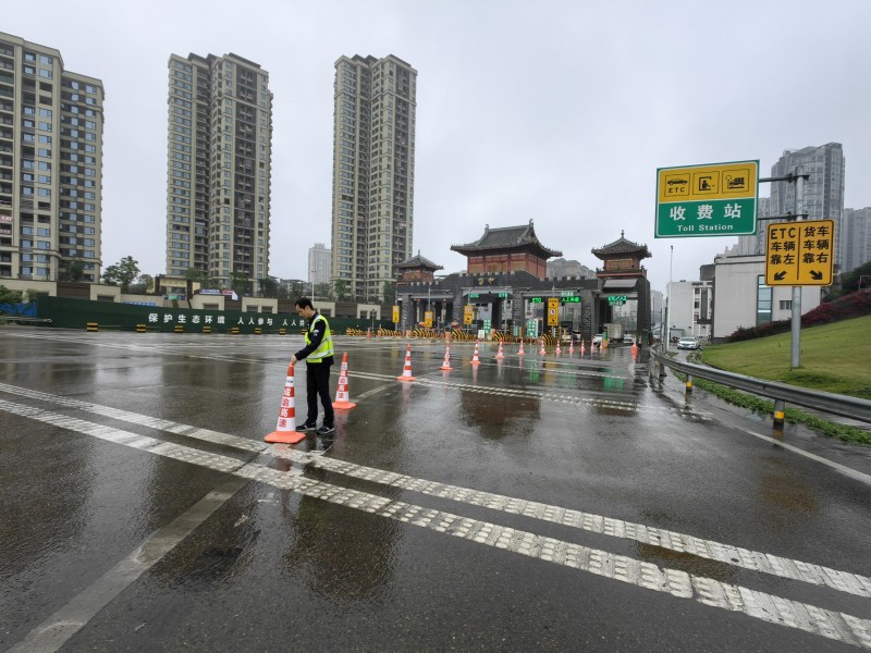 資陽管理處統一更換舊式交通錐形桶