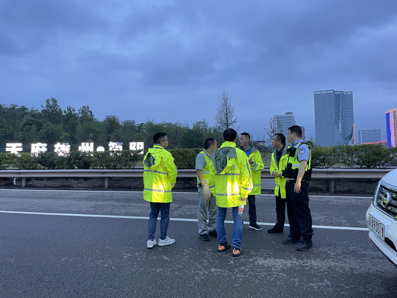 成渝分公司圓滿完成成渝高速成都段廣告牌拆除整治工作