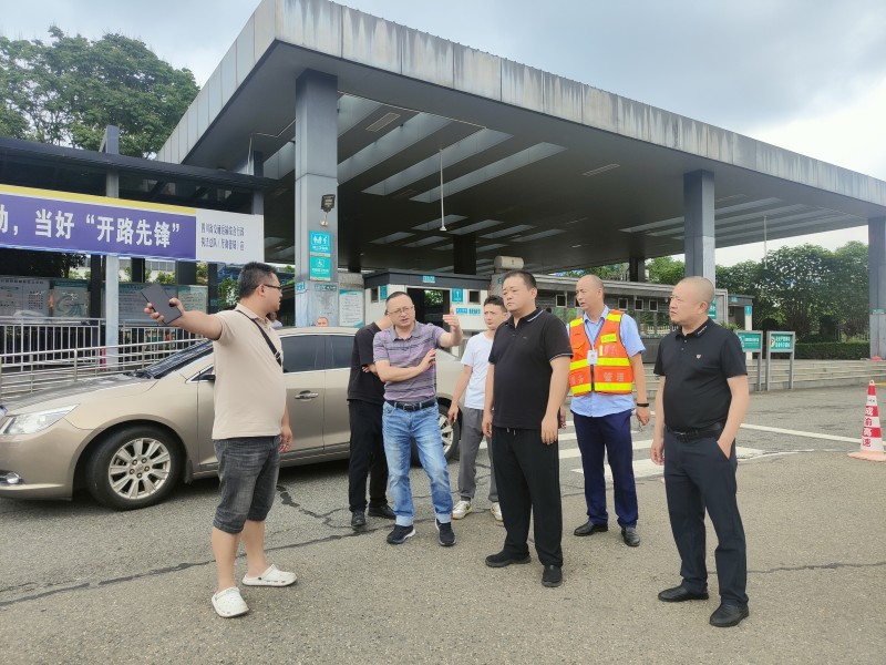 資陽管理處會同蜀道新能源公司檢查成渝高速資陽服務區(qū)汽車充電樁建設