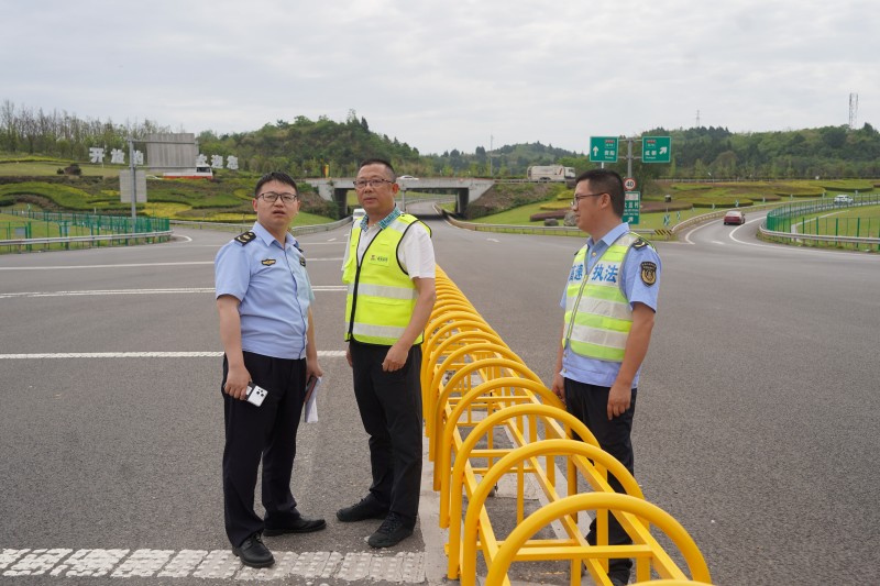 廳高管局運行處檢查成渝高速專用（優先）通道標志標牌安裝設置工作