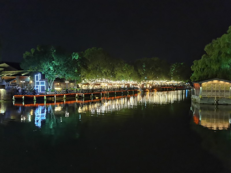小鎮夜景——四川成渝高速公路骨股份有限公司成渝分公司 馮燕君