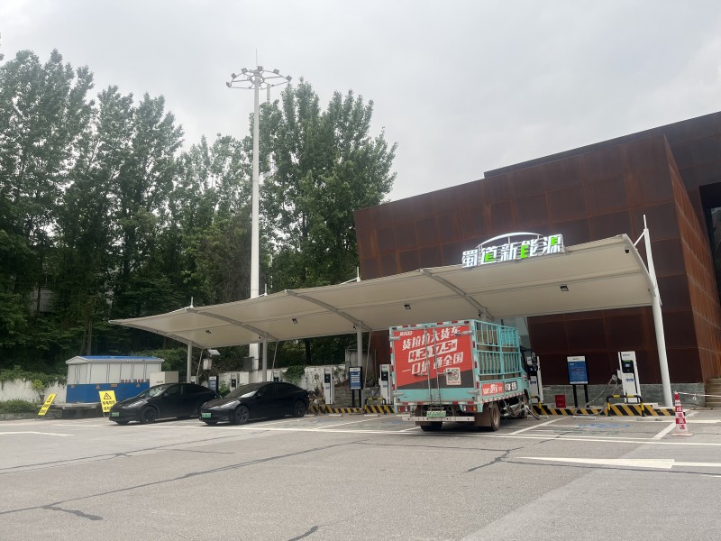 成渝高速內江服務區新能源充電站正式投用