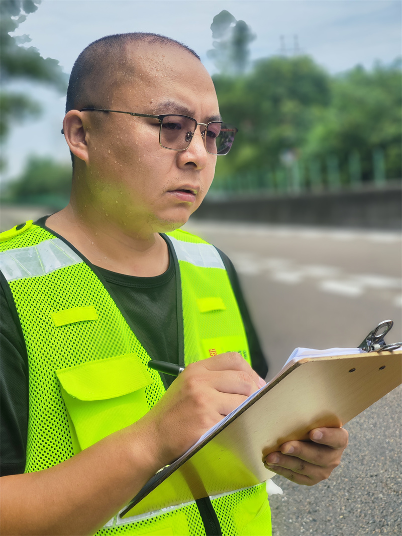 烈日下的堅守——四川成渝高速公路股份有限公司成渝分公司李劉勇